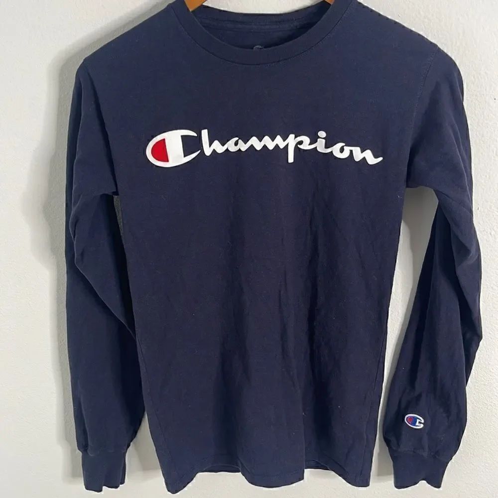 Champion long sleeve basic tee. Embroidered emblem on sleeve. Size XS.